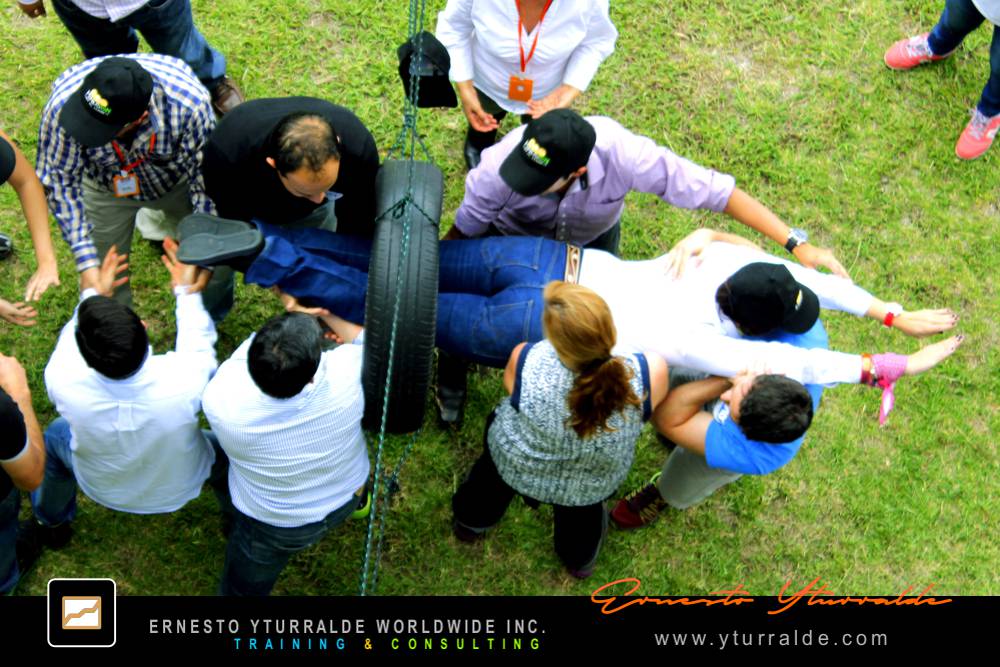 Team Building Cali Colombia | Ejercicios de integración empresarial con cuerdas bajas